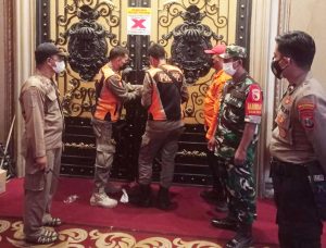 Jaga Kemananan dan Cegah Tawuran, Satpol PP Surabaya Bagi-Bagi Makan Sahur Sambil Patroli