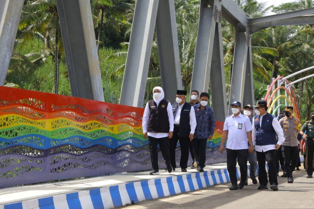 Gubernur Khofifah: Jembatan Pelangi Perkuat Akses Menuju Kawasan Wisata ‘Seribu Pantai’ di Malang Selatan