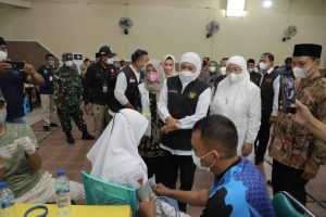 Gubernur Khofifah Ajak Masyarakat Segera Booster Sebelum Mudik