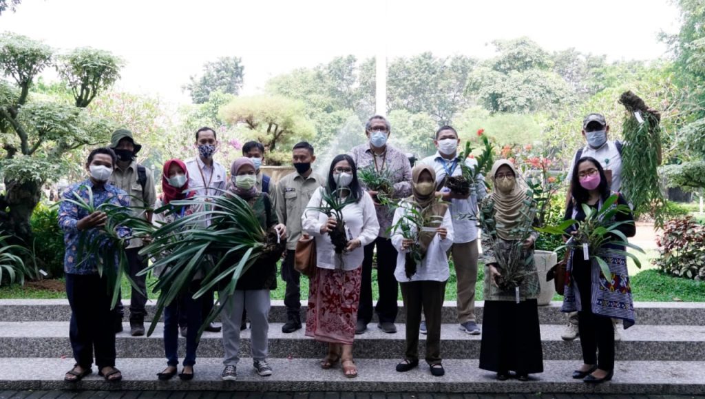 Serahkan 13 Anggrek Endemik Semeru, TNBTS Dukung ITS Smart Eco Campus