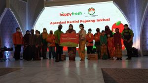 HappyFresh Bagikan Parsel Sembako untuk Apresiasi Perempuan Pejuang Inklusi di Kota Surabaya