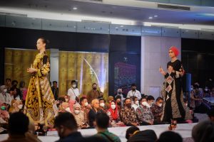 East Java Moslem Fashion Festival, Arumi Emil Dardak Ajak Masyarakat Jangan Takut Belanja