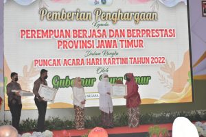 Gubernur Khofifah Serahkan Penghargaan Kepada Perempuan Berjasa dan Berprestasi