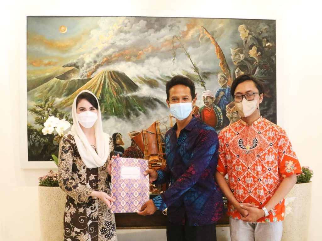 Jelang Akhir Bulan Ramadhan, Arumi Sampaikan Tali Asih Pada Seniman Ludruk Surabaya