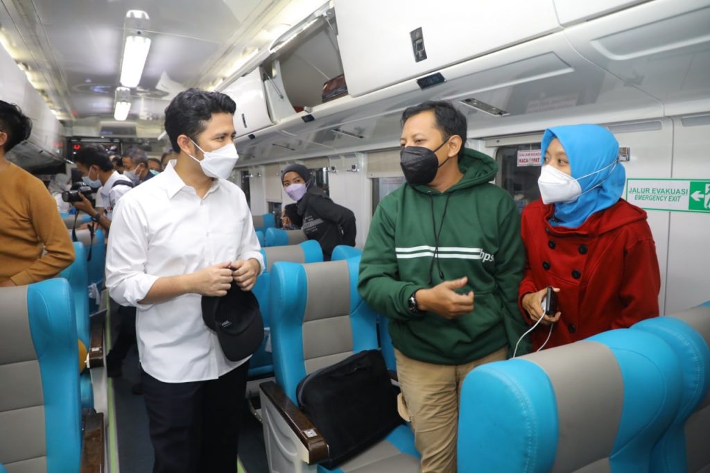 Sapa Pemudik di Stasiun Gubeng Surabaya, Emil Dardak Pastikan Mudik Sehat dan Nyaman