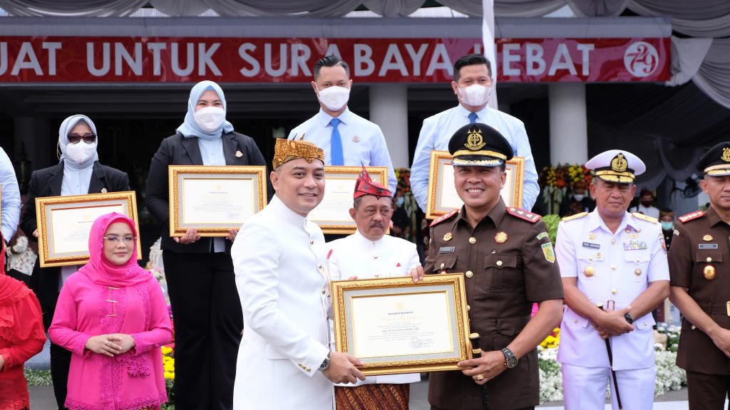 Di HJKS ke 729, Pemkot Surabaya Berikan Penghargaan Forkopimda hingga Beasiswa Bagi Mahasiswa