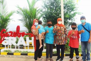 ‘Open House’ Di Gedung Negara Grahadi, Gubernur Khofifah Ajak Masyarakat Penumpang Speedboat Selfie