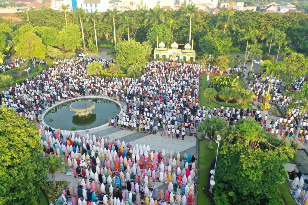 Gelar Salat Idul Fitri di Balai Kota Surabaya, Wali Kota Eri Cahyadi: Ini Tonggak Semangat untuk Menggerakkan Ekonomi