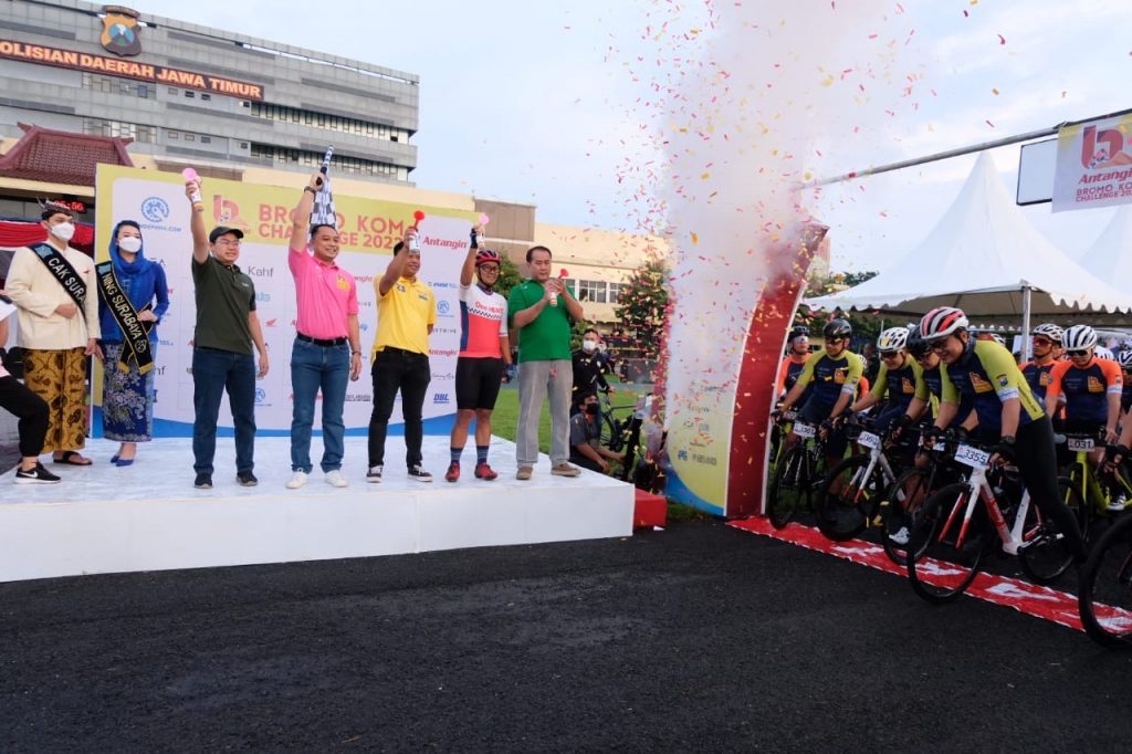 Wali Kota Eri Cahyadi Berangkatkan Kejuaraan Bersepeda ‘Bromo KOM Challenge 2022’