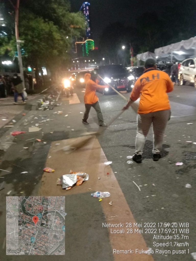 Dinas Lingkungan Hidup Bersihkan 30 Ton Sampah Usai Pagelaran Surabaya Vaganza