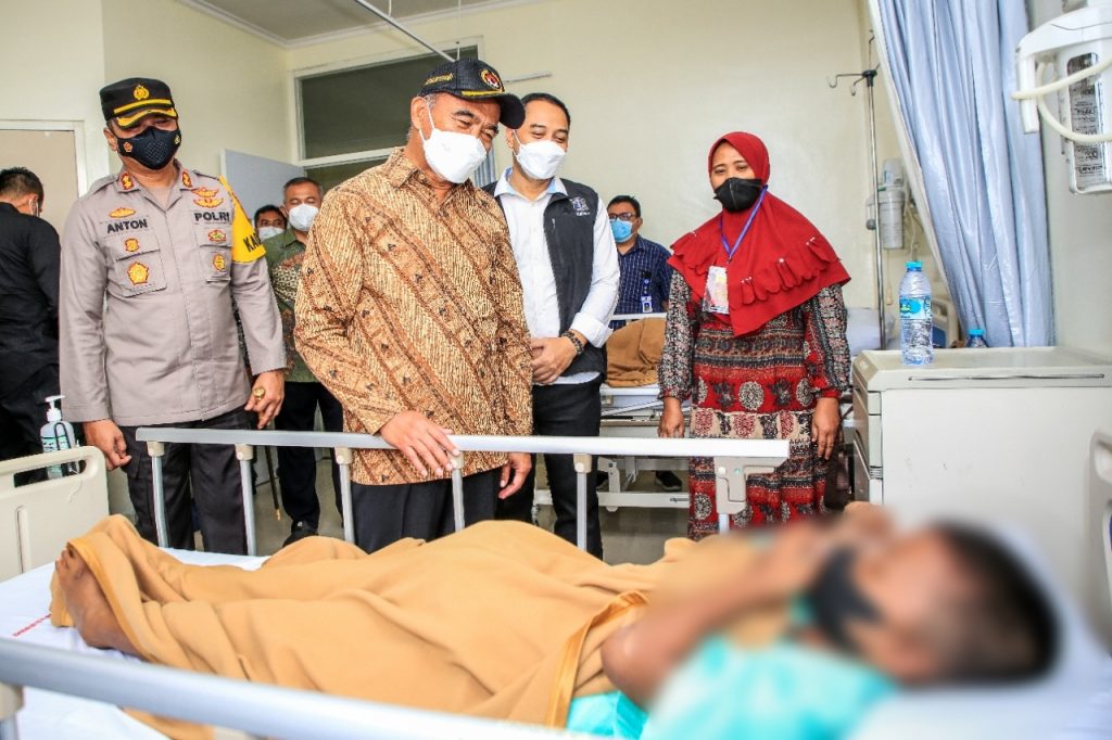 Wali Kota Eri Cahyadi Bersama Menko PMK Jenguk Korban Kecelakaan Wahana Wisata Surabaya