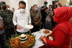 Wali Kota Eri Cahyadi Nikmati Nasi Goreng Rempah hingga Pangkas Rambut di Rumah Padat Karya Gubeng