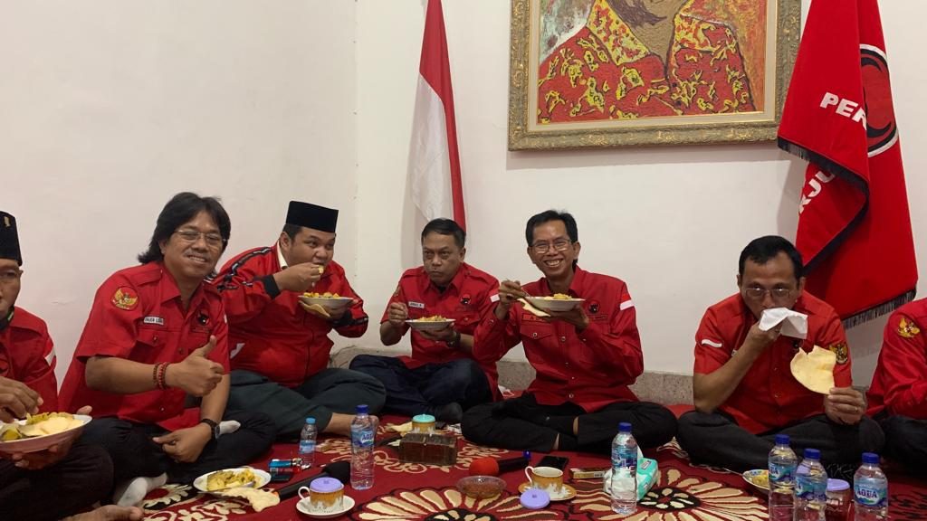 Nikmati Ketupat Bikinan UMKM, Kader PDIP Surabaya: Ngegas Bekerja untuk Rakyat