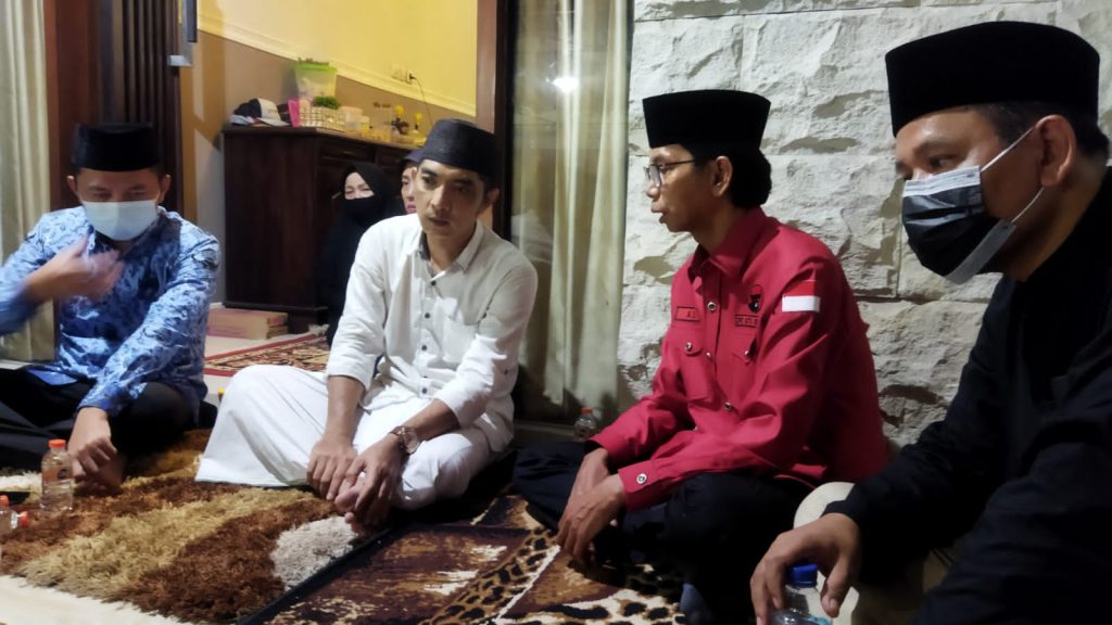 Bersama Kader Banteng, Adi Sutarwijono Takziah Ke Keluarga Korban Laka Tol Sumo