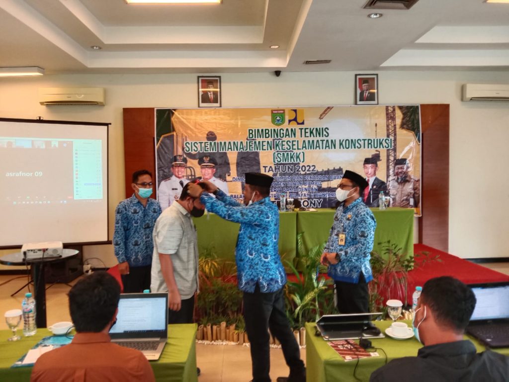 Kadis PUPR Pemkab Tanbu Buka Bimtek SMKK di Hotel Ebony 