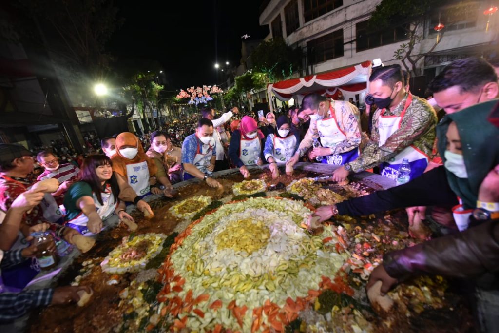 Warga Surabaya Tumplek Blek di Festival Rujak Uleg Surabaya