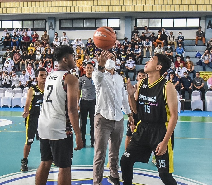 Buka Kejuaraan Bola Basket Antar Pelajar Surabaya, Wali Kota Eri Cahyadi Bangun Kekeluargaan Melalui Olahraga