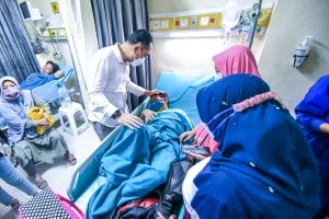 Wali Kota Eri Cahyadi Jenguk Korban Kecelakaan Wisata Kenjeran Park