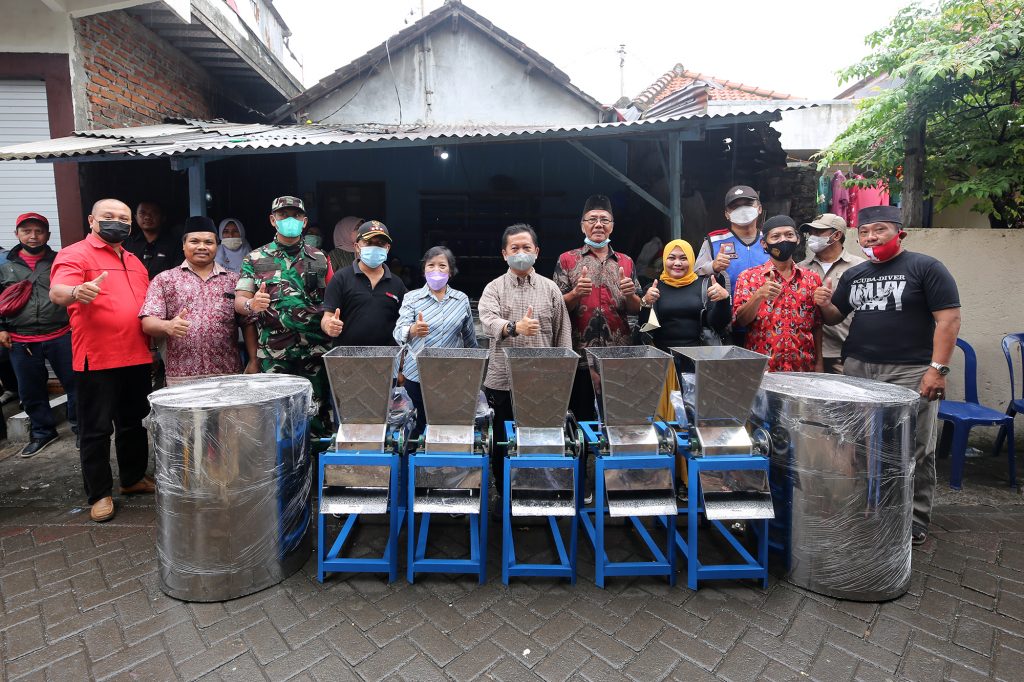 Bangkitkan UMKM, Pemkot Surabaya Beri Bantuan Peralatan Kepada Pengrajin Tempe Sukomanunggal