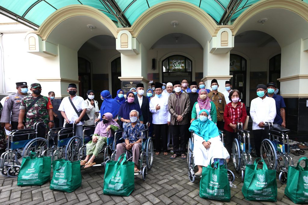 Sebelum Sholat Jumat di Masjid Nurul Iman, Wali Kota Eri Cahyadi Bagikan Kursi Roda ke Warga Wonocolo