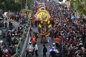 Dua Tahun Vakum, Warga “Banjiri” Pagelaran Surabaya Vaganza Mulai Siang hingga Malam