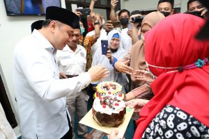 Usai Salat Jumat Wali Kota Eri Cahyadi Dapat Kejutan dari Pelajar