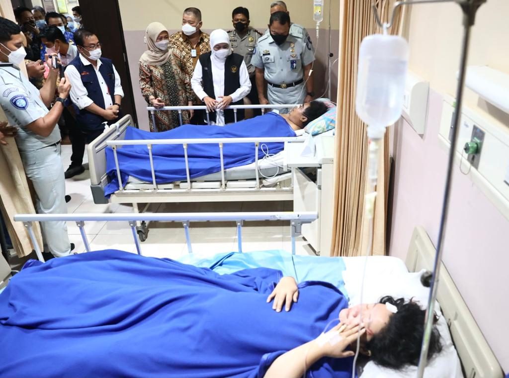Gubernur Khofifah Besuk Korban Kecelakaan Bus di RS Citra Medika Sidoarjo