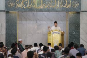 Setelah Ramadan, Wali Kota Eri Cahyadi Gelar Safari Salat Jumat Sambil Berikan Bantuan