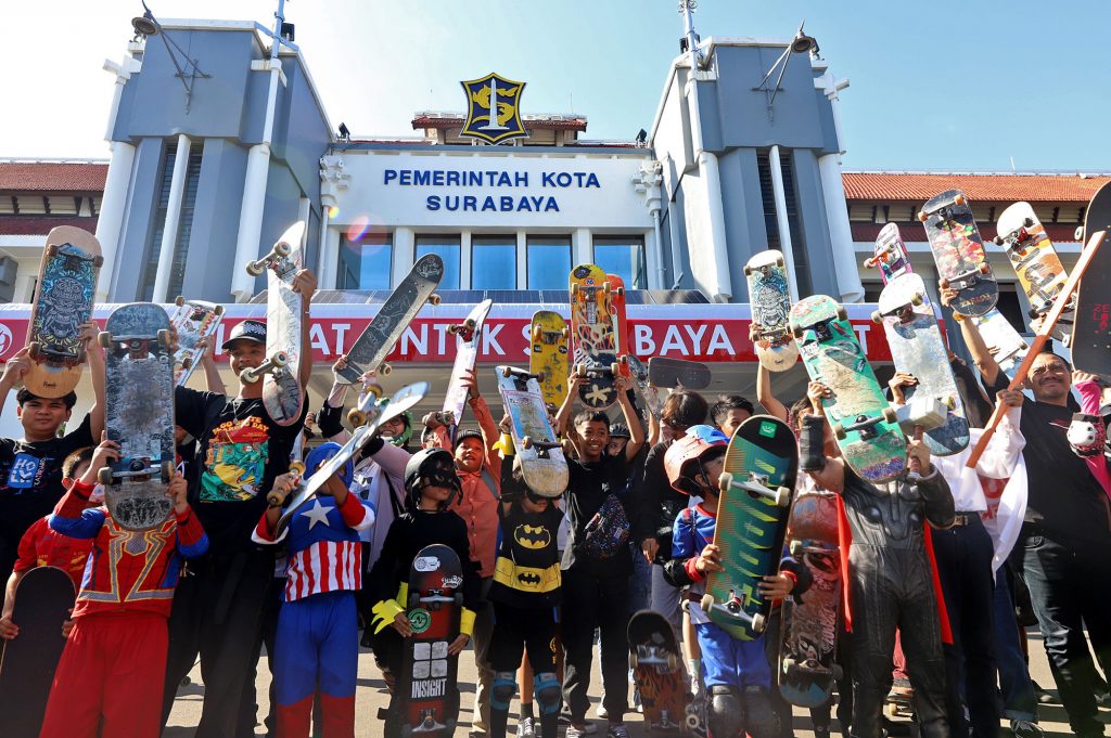 Rayakan Hari Skateboard Sedunia, 500 Skater Meluncur dari Balai Kota Surabaya
