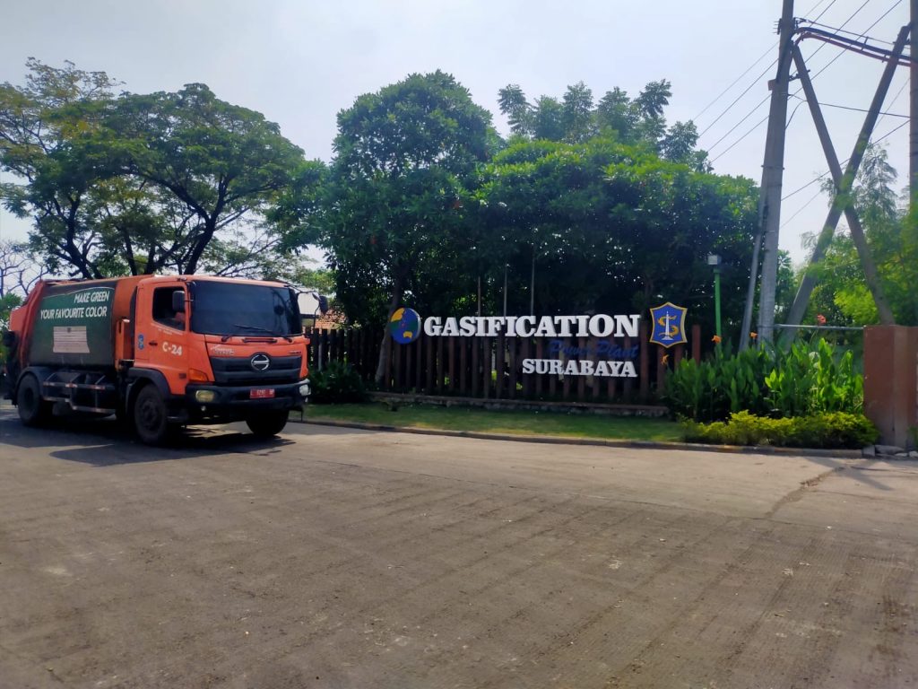 Atasi Bau Sampah, DLH Surabaya Tambah Armada Truk Compactor