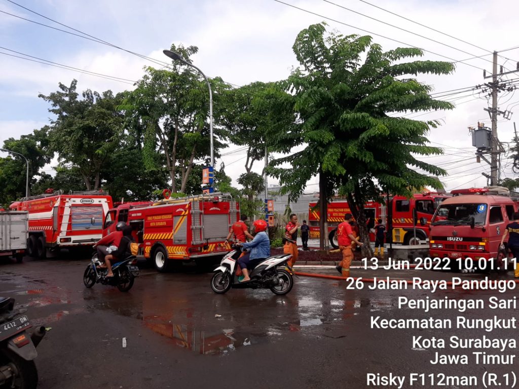 Dampak Air Rob, Pemkot Surabaya Kerahkan Belasan Mobil Damkar untuk Mengatasi Genangan
