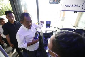 Di Terminal Intermoda Joyoboyo , Wakil Wali Kota Armuji Pastikan Layanan Tap On Bus (TOB) Berjalan Lancar