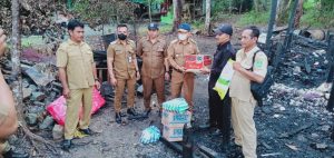 Wabup M.Rusli Serahkan Bantuan Pemkab Tanbu ke Korban Kebakaran di Desa Sarigadung
