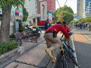 Satpol PP Bentuk Pasukan Sobo Ratan, Siap Keliling Surabaya Kembalikan Fungsi Pedestrian