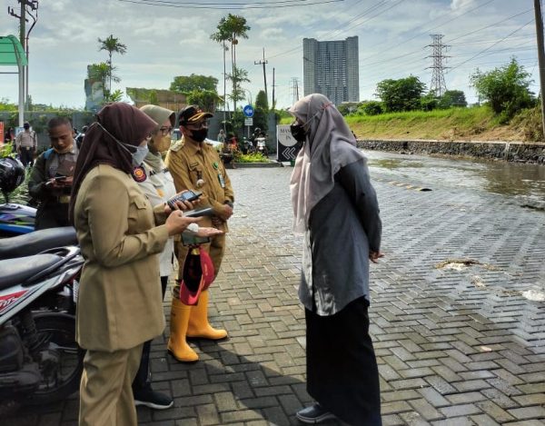 Terjebak Banjir, Pimpinan DPRD Surabaya Bantu Warga Kristiani Antar ke Gereja