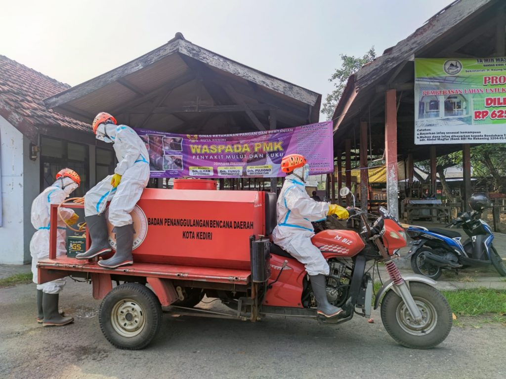 Cegah Penyebaran PMK, BPBD Kota Kediri Lakukan Penyemprotan Disinfektan di Pasar Hewan