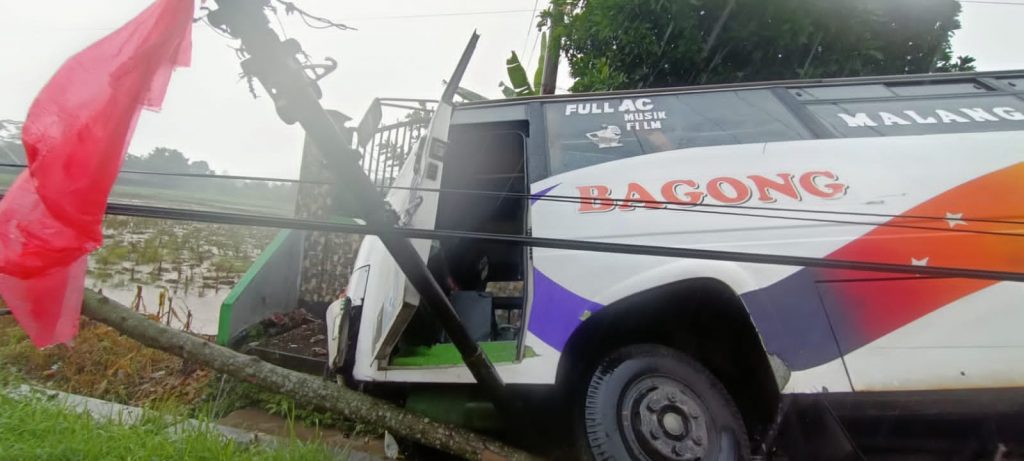 As Roda Belakang Patah, Bus Bagong Tabrak Teras Rumah di Kandangan Kediri