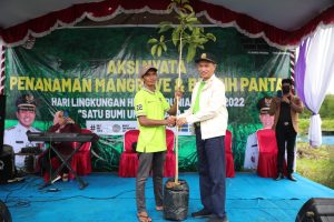 DLH Pemkab Tanbu Bersama PT. BIB Tanam Mangrove di Sungai Dua Laut