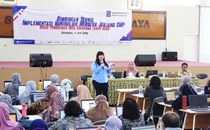 Herlina Memotivasi Guru-guru Menerapkan Kurikulum Merdeka di Surabaya