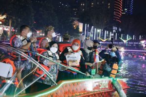 Gubernur Khofifah Susur Sungai Kalimas Rasa Venice Bersama Wali Kota Surabaya Eri Cahyadi