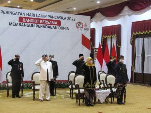 Kenakan Baju Adat Khas Majapahit, Gubernur Khofifah Ikuti Upacara Hari Lahir Pancasila Secara Virtual