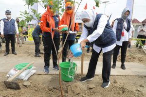 Gubernur Khofifah Ajak Masyarakat Cintai Lingkungan Lewat Tindakan Sederhana Tapi Nyata