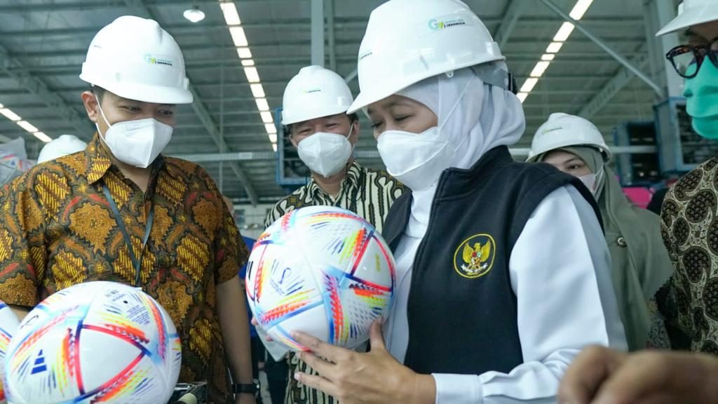 Ekspor Bola, Gubernur Khofifah Bangga Jatim Berkontribusi di Ajang World Cup 2022