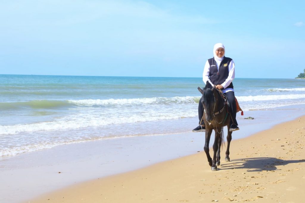 Gubernur Khofifah Nikmati Indahnya Berwisata di Pantai Slopeng dengan Berkuda
