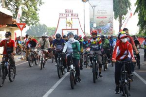 Gubernur Khofifah Bareng Ning Ita Gowes Sembari Gemakan Spirit Bumi Majapahit untuk Kemajuan Kota Mojokerto