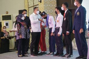 Wali Kota Eri Cahyadi Pimpin Prosesi Purnawidya Pelajar Surabaya