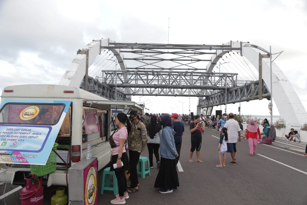 Car Free Day Jembatan Suroboyo Diramaikan dengan Food Truck dan Pagelaran Akustik