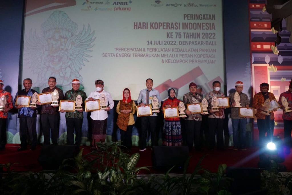 Puncak Peringatan Harkopnas, Wali Kota Eri Cahyadi Raih Penghargaan Penggerak Koperasi Terbaik se-Indonesia