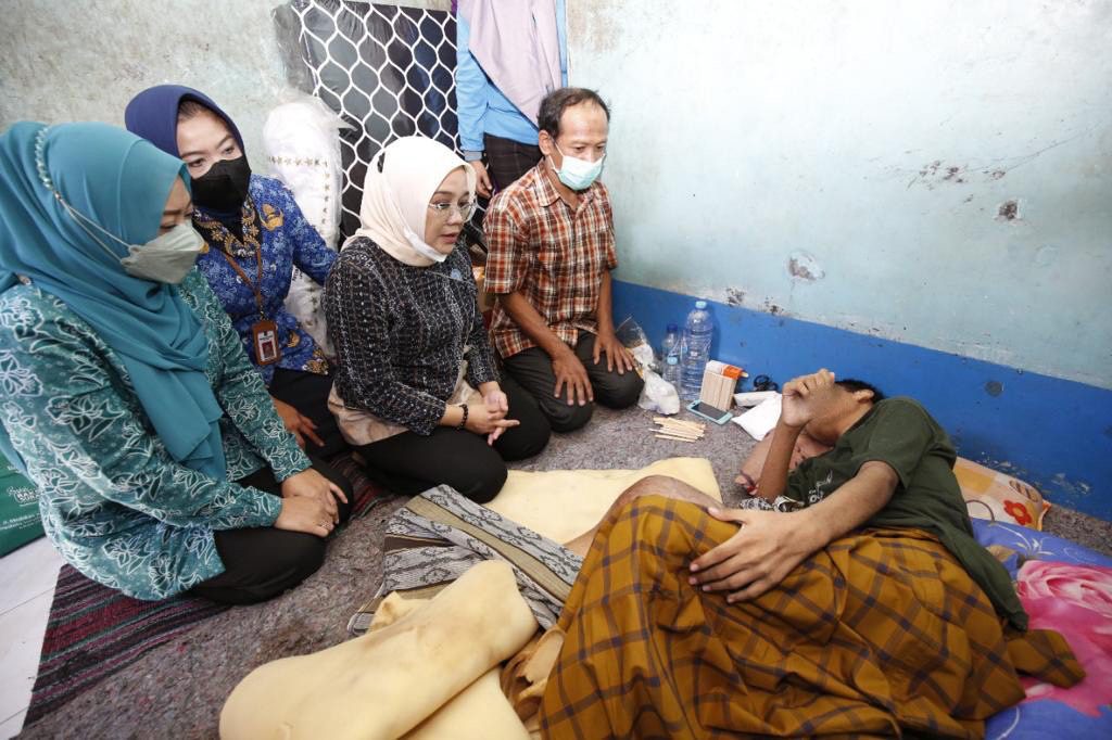 Gerak Cepat Ketua TP PKK Surabaya, Rini Indriyani Bantu Pengobatan Anak Penderita Kanker Tulang