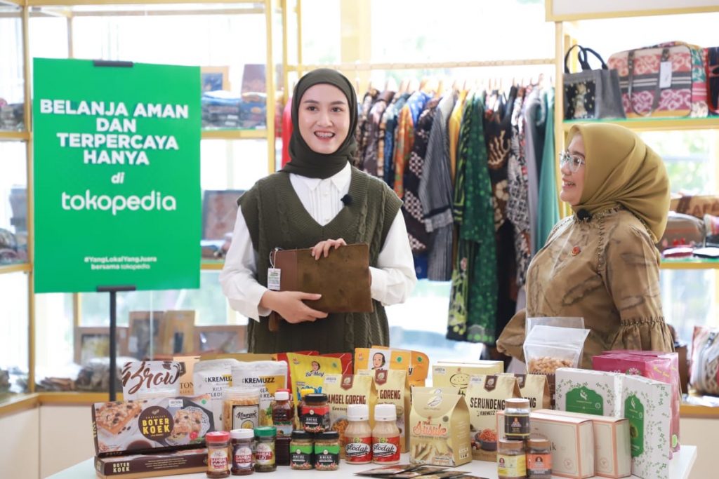 Keren! Rini Indriyani Kolaborasi dengan Tokopedia Jual Produk UMKM Surabaya Kriya Galeri